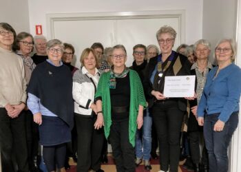 Sindal InnerWheel donerer 5.000 kroner til "Tandfeerne" på Annegrethe Skolen i Gambia. Privatfoto.