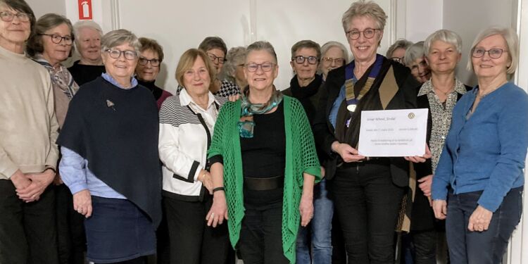 Sindal InnerWheel donerer 5.000 kroner til "Tandfeerne" på Annegrethe Skolen i Gambia. Privatfoto.