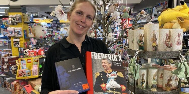 Bøger med og om Kong Frederik X er godt læsestof og bliver revet væk hos Bog & idé i Hirtshals samt på nettet hos Gucca. Bøgerne vises her frem af Helle Jensen hos Bog & Idé i Hirtshals.