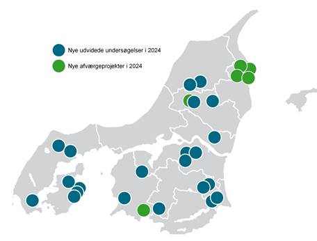 Kortet viser, hvor Regionen udfører nye undersøgelser og afværgeprojekter i 2024. Blå prikker viser, hvor Regionen udfører undersøgelser. Grønne prikker viser, hvor Regionen udfører afværgeprojekter.