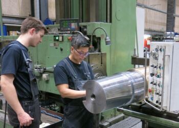 MarineShafts industriteknikerlærling Joakim sammen med virksomhedens industritekniker Duc.