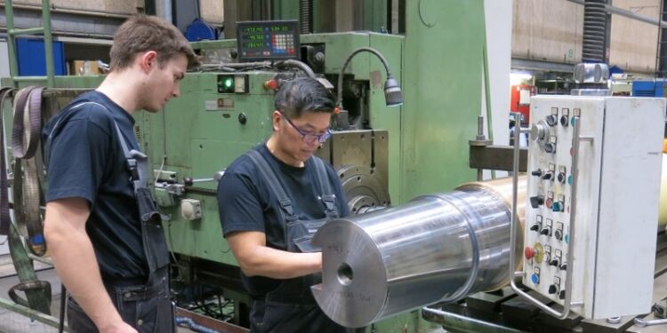 MarineShafts industriteknikerlærling Joakim sammen med virksomhedens industritekniker Duc.