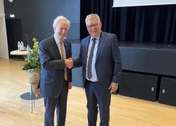 Borgmester Søren Smalbro hilser på ambassadør Alan Levanthal. Foto: Niels Chr. Jakobsen.