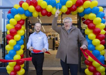 Borgmester Søren Smalbro (V) og butikschef Benjamin Fridlund klipper båndet til Lidls nye butik på Doggerbanke 1 i Hirtshals.