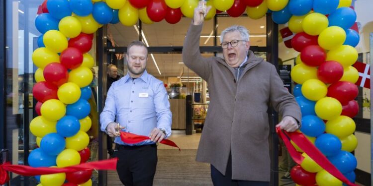 Borgmester Søren Smalbro (V) og butikschef Benjamin Fridlund klipper båndet til Lidls nye butik på Doggerbanke 1 i Hirtshals.