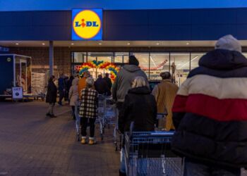 Lang kø ved åbning af Lidl i Aabybro.