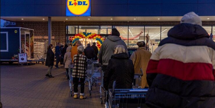 Lang kø ved åbning af Lidl i Aabybro.