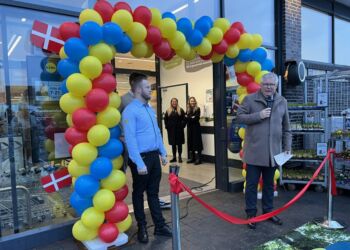 Butikschef Benjamin Fridlund ved siden af borgmester Søren Smalbro, som holdt tale hos Lidl. Foto: Niels Skipper.