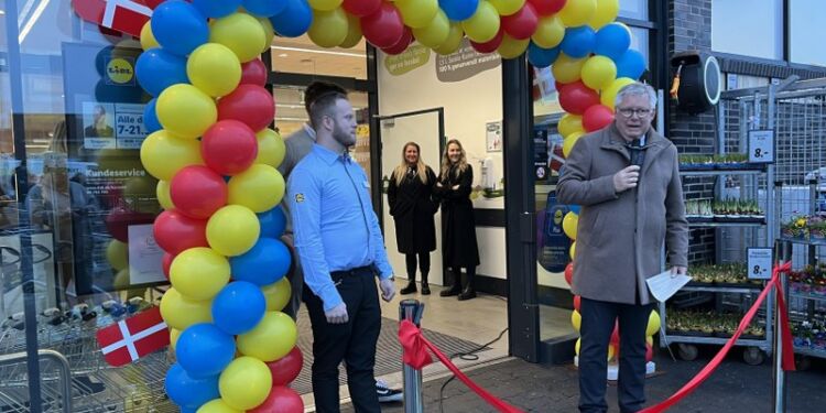Butikschef Benjamin Fridlund ved siden af borgmester Søren Smalbro, som holdt tale hos Lidl. Foto: Niels Skipper.