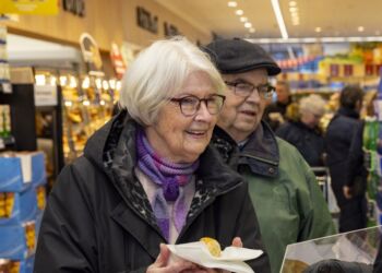 Eva og Viktor ved den nylige  åbning af Lidl i Hirtshals. Foto: Lidl.