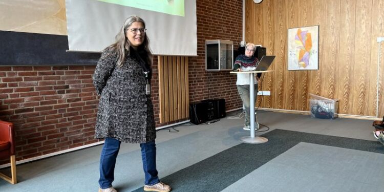Mai-Britt Zielke bød velkommen til gæsterne og Mette Albæk. Foto: Hanne Skipper.