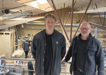 Forstander Søren Hall (til højre) og Nicolai Klinge, der er ansvarlig for kontakt til virksomheder, fotograferet i Nordsøen Fri Fagskoles værkstedsafdeling på Vestkajen i Hirtshals. Foto: Claus Dindler.
