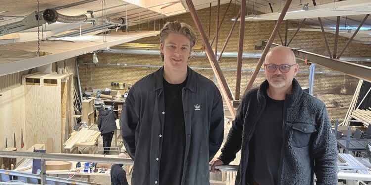 Forstander Søren Hall (til højre) og Nicolai Klinge, der er ansvarlig for kontakt til virksomheder, fotograferet i Nordsøen Fri Fagskoles værkstedsafdeling på Vestkajen i Hirtshals. Foto: Claus Dindler.