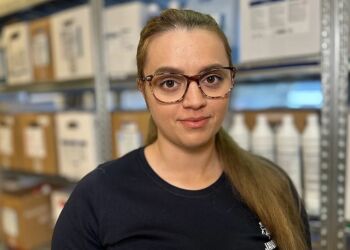 Nour Hassan Kdeimati har været fastansat hos Jansen's Rengørings Service i tre år. Foto: TV2 Nord.