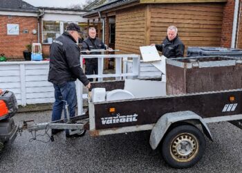 Pedelbanden hjælper med praktiske opgaver i Mosbjerg og her på Friskolen.