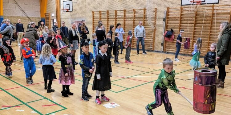 200 børn fra Børnehuset Sindal var til fastelavnsfest i Sindal Hallerne.