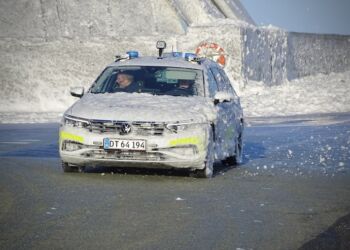 Her har politiet under et tidligere stormvejr fået en gratis, men næppe hensigtsmæssig skumvask for enden af Vestmolevej i Hirtshals. Foto (arkiv): Tommy Christian Andersen.