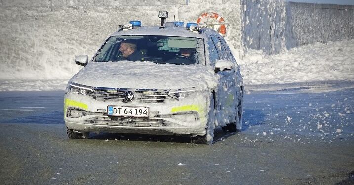 Her har politiet under et tidligere stormvejr fået en gratis, men næppe hensigtsmæssig skumvask for enden af Vestmolevej i Hirtshals. Foto (arkiv): Tommy Christian Andersen.