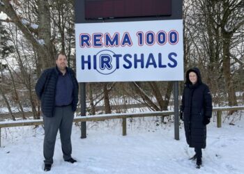 Kasper Knudsen og Pernille Mejer under den flotte bannerannonce for Rema 1000 i Hirtshals på stadion i Tornby. Foto: Niels Skipper.