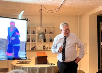 Borgmesteren underholder.