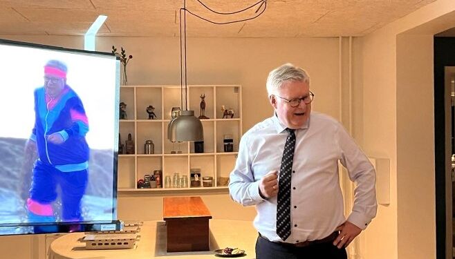 Borgmesteren underholder.