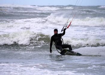 Rasmus Frejlev har ikke surfet i lang tid, fordi vejret i Danmark ikke har været til det.
Foto: Bertram Bailey / TV2 NORD.