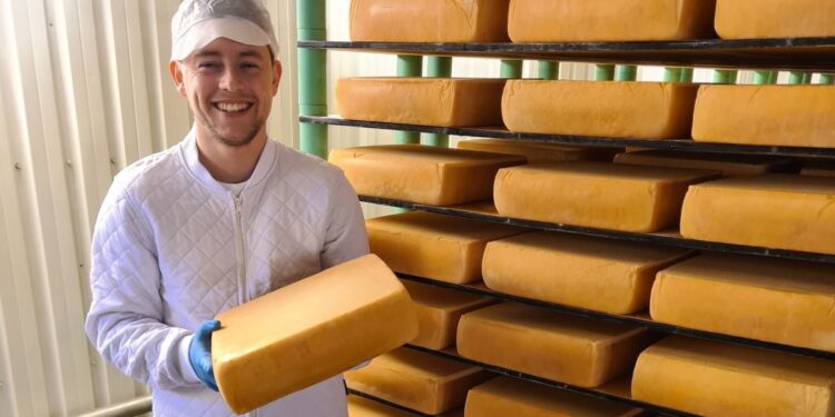 Valdemar har kloge hænder og er nyuddannet mejerist hos Ingstrup Mejeri.