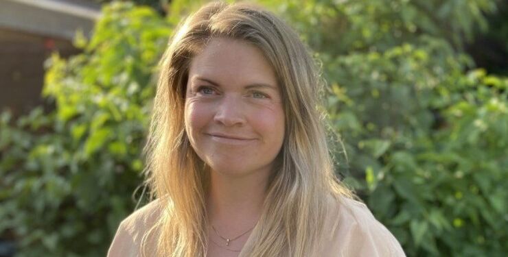 Aktiemor Line Skov giver gode råd hos DitFinanshus i Vrå. Pressefoto