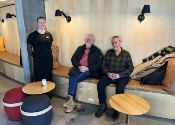 Frederikke, Niels og Carl hygger på Vendsyssel Teater. Foto: Palle W. Nielsen