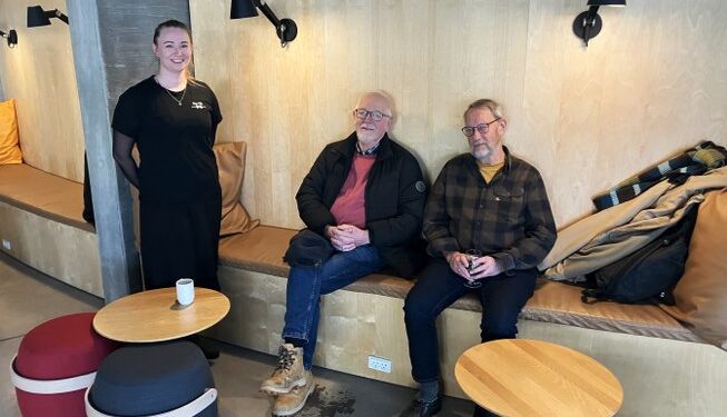 Frederikke, Niels og Carl hygger på Vendsyssel Teater. Foto: Palle W. Nielsen