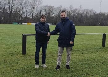 Håndslag på Beinur Arena hos Tornby IF. Foto: Katrine Larsen.