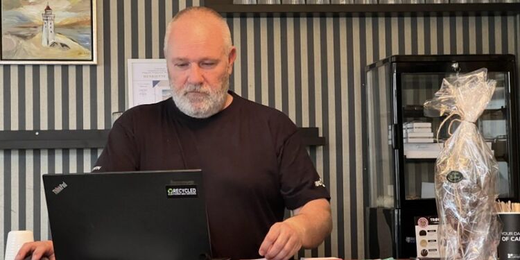 Jan Hansen ses her i Café Kork og Kød ved siden af Kødboxen. Foto (arkiv): Niels Skipper.