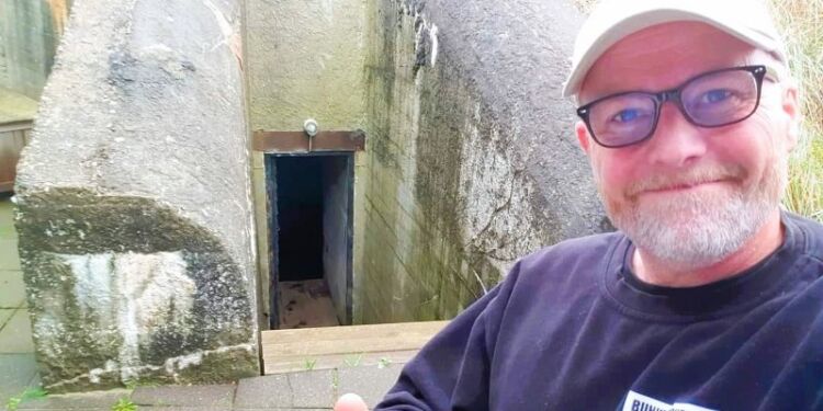 Formand Flemming Hammer fra Bunkergruppen Hirtshals er klar med bunkerture i Tversted. Foto: Privat.