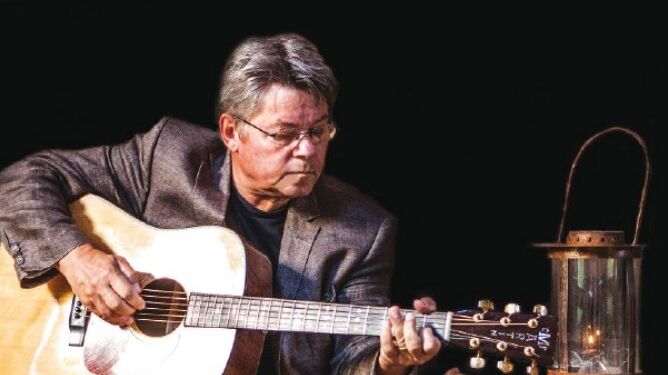 Erik Grip synger og fortæller fra sit lange virke med udgivelsen af 41 album.