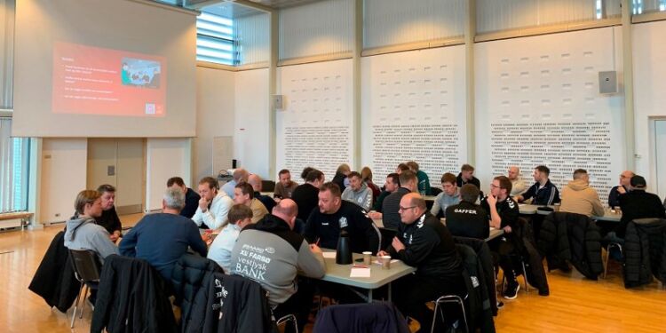 20 nordjyske klubber havde sat hinanden i stævne for at diskutere udviklingen af børnefodbold i Nordjylland. Med på mødet var Skibsby-Højene IF, som er gået sammen med syv naboklubber om at styrke børnefodbolden i lokalområdet. Foto: DBU Jylland Kommunikation.