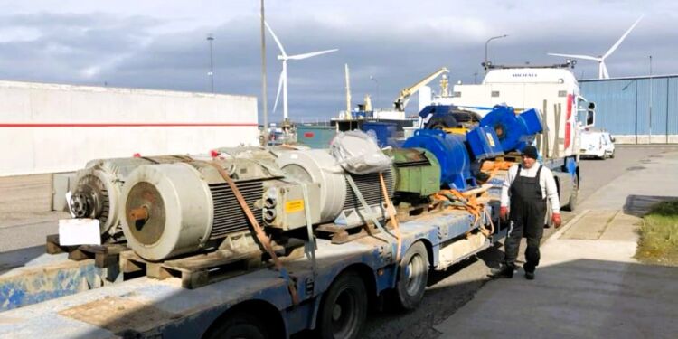 Seneste læs med motorer fra vindmøller er netop ankommet til Cort Adelersvej i Hirtshals. Foto: Hirtshals EL-motorservice.