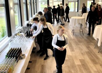 Personalet på Restaurant Svanelunden er klar og åbner den lækre buffét. Foto: Palle W. Nielsen