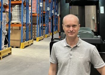 Lars Klinkby, CEO og ejerleder, i Expo-Nets eksisterende højlager med digitalt styret og optimeret placering af produkterne. Virksomhedens nye og større lager bliver af samme type. Foto: Claus Dindler.