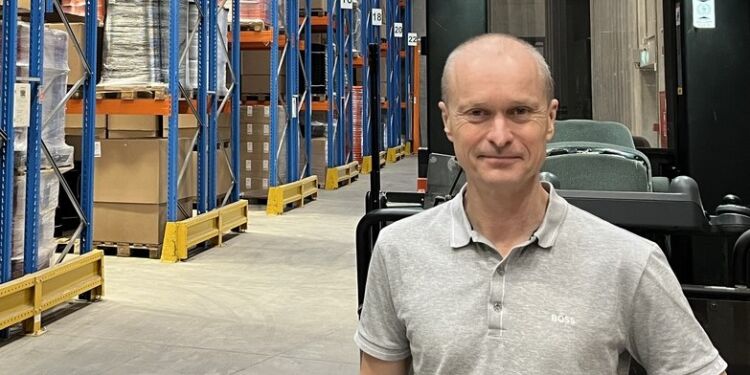 Lars Klinkby, CEO og ejerleder, i Expo-Nets eksisterende højlager med digitalt styret og optimeret placering af produkterne. Virksomhedens nye og større lager bliver af samme type. Foto: Claus Dindler.