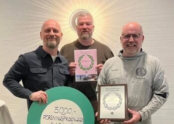 Martin Jørgensen, Peter Houen Sørensen og Steffen Haabendal-Jessen modtager på vegne af Sindal Idrætsforening Hjørring Kommunes Foreningspris. Privatfoto.