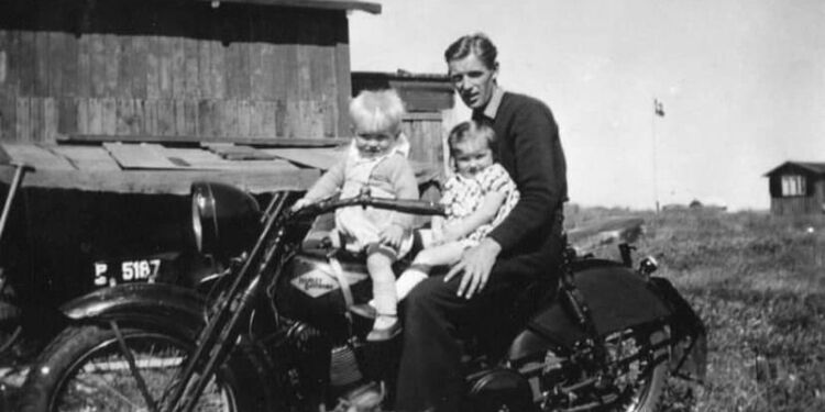 Christian Heidemann Frandsen med børnene Jane og Willy. Billedet er vidst taget i Rajen ved Hirtshals.