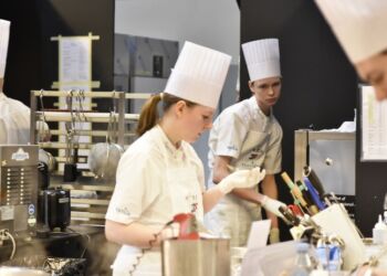 Sille Blach Granberg og Anders Bidstrup Hansen, Restaurant Abstrakt arbejder i Herning. Foto: Vagn Ole Møller Andersen
