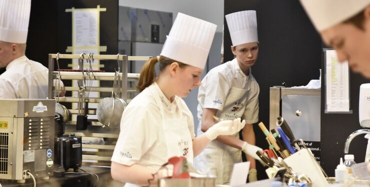 Sille Blach Granberg og Anders Bidstrup Hansen, Restaurant Abstrakt arbejder i Herning. Foto: Vagn Ole Møller Andersen