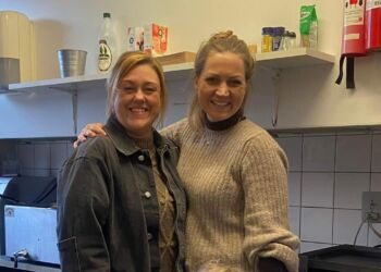 Årgangsansvarlige Ditte Wie fik i køkkenet hjælp af Stine Hede Eliasen.