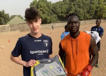 Frederik Bang Viberg fra Hirtshals Boldklub overrækker målmandstrøjen til Keeper fra Gambias
Politiskolehold. Foto: HPR.