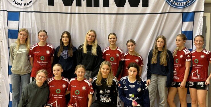 På billedet ses bagerst fra venstre Frederikke Uggerhøj, Caroline Thomsen, Smilla Rokkjær, Ellen Skovsgaard, Isabel Thomsen, Johanne Søndergård, Frida Rømer, Naja Gaardlund, Eya Rokkjær. Forrest fra venstre er det Natascha Schjøtt, Kamilla Brobak, Ella Vanghøj, Josefine Hald, Mia Maric. Foto: Hjørring Håndbold.