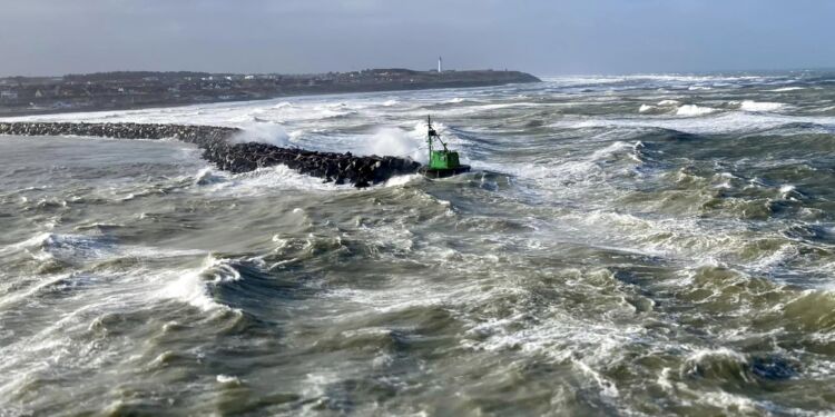Kuling ved indsejlingen til Hirtshals Havn. Foto (arkiv): Iver Larsen.