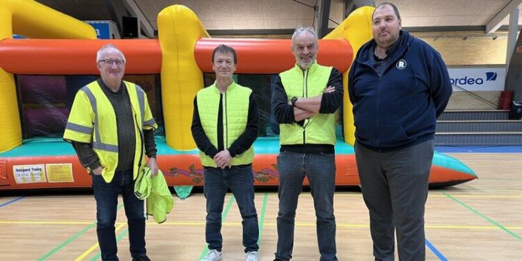 Handelschef Per Martensen fra HHE, Ole Kjærsgaaard og Poul Ole Nielsen, begge fra Lions, og købmand Kasper Knudsen fra Rema 1000. Med i det stærke samarbejde, men fraværende på billedet, er også turistchef Laila Zielke fra Hirtshals Turisme og centerleder Lars Henrik Kristensen fra Hirtshals Idrætscenter. Foto: Niels Skipper.