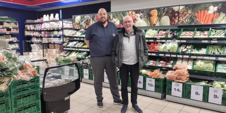 Kasper Knudsen fra Rema 1000 og formand Tommy Høj fra HHE