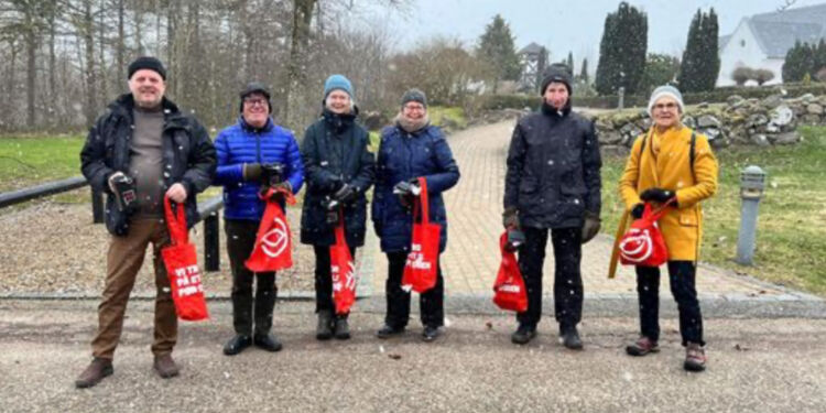 Det var en kold fornøjelse for indsamlere i Tversted og Uggerby i Nordjylland, hvor søndagen bød på snevejr. Foto: Folkekirkens Nødhjælp.